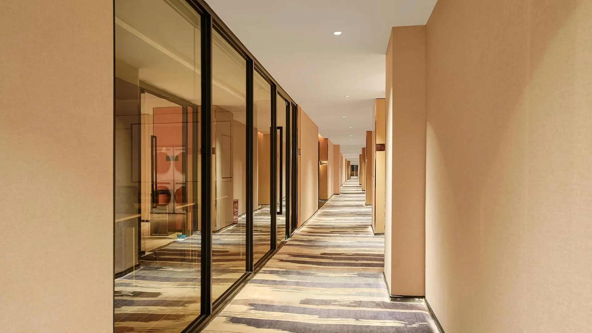 Pearl Hotel - Gongbei Port Zhuhai 4*,  China