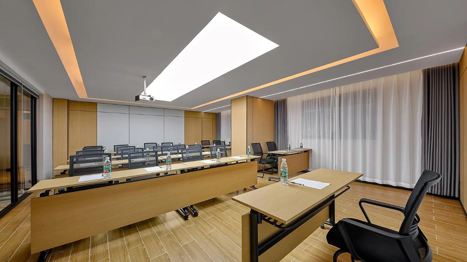 Pearl Hotel - Gongbei Port Zhuhai 4*,